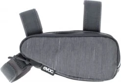 Evoc - Sacoche De Cadre 0,7 L - Bikepacking -Électriques Vélo Pièces Magasin evoc sacoche de cadre 700 ml gris carbone perspective 4 3840x2160